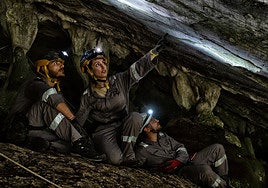 El equipo de Bribones durante uno de los episodios en una cueva.