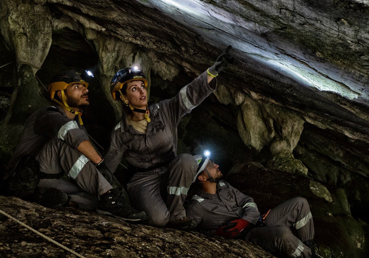 El equipo de Bribones durante uno de los episodios en una cueva.