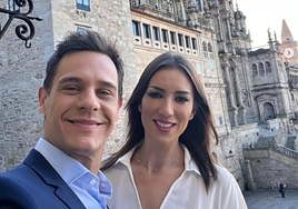 Christian Gálvez y Patricia Pardo posan con la catedral de Santiago de Compostela de fondo