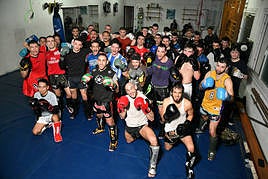 Entrenadores y alumnos posan juntos antes de un entrenamiento, donde lo dan todo.
