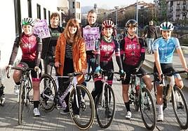 Ciclistas que participarán en la carrera junto a Leire Mazizior, concejala de Deportes, y Arkaitz Iza, representante de Otxe Oarsoaldea Txirrindulari Elkartea.