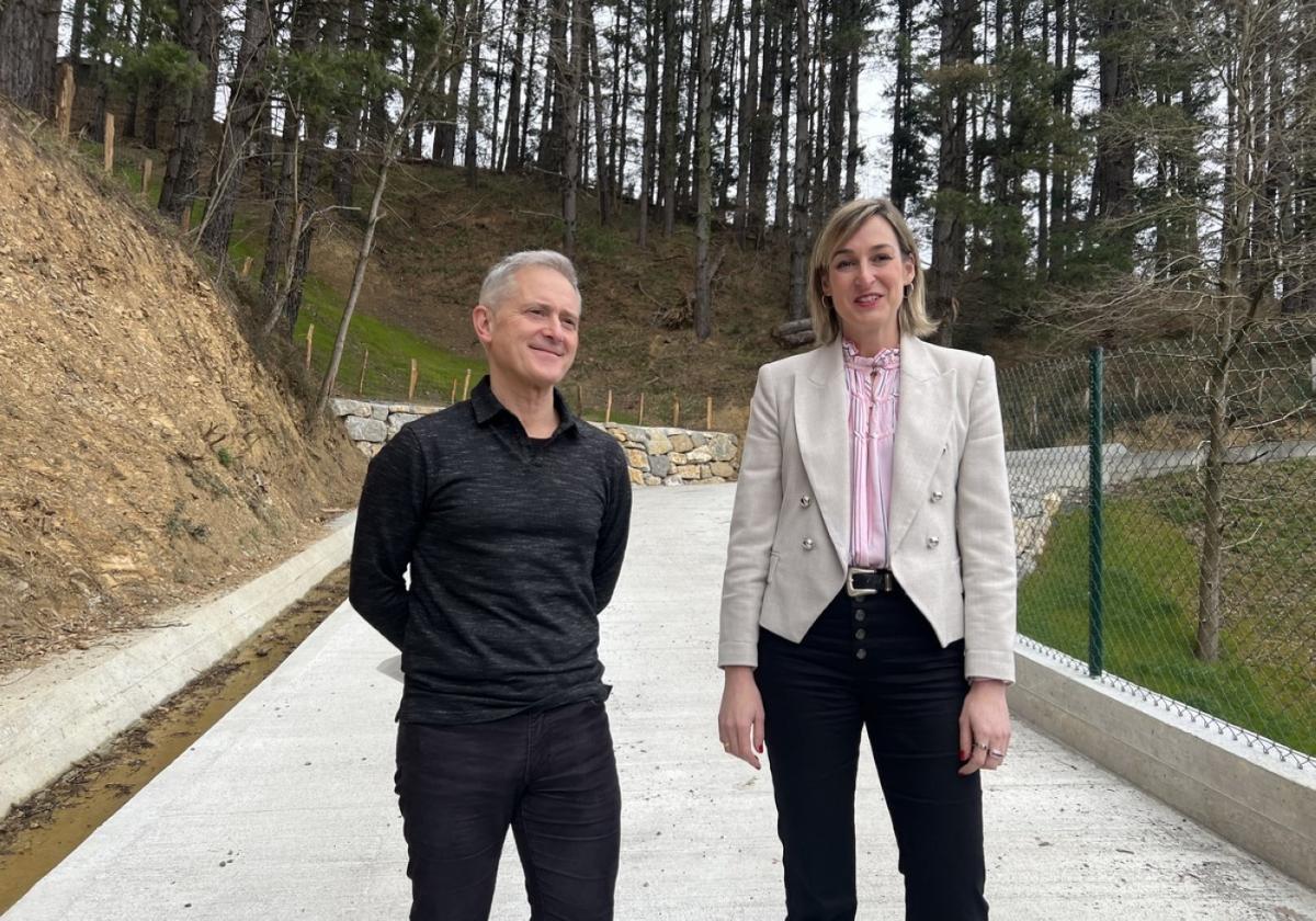 Jon Luqui y María Ubarretxena ayer por la tarde, en la recién acabada obra en la zona de los desprendimientos.