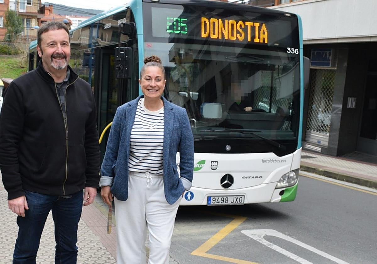 Bernar Lemos y Maite Gartzia, en la rueda de prensa de ayer frente a la parada de la plaza Aralar.