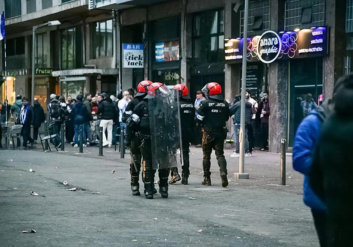 La Ertzaintza dispersa a los aficionados en la plaza de las Armerías.