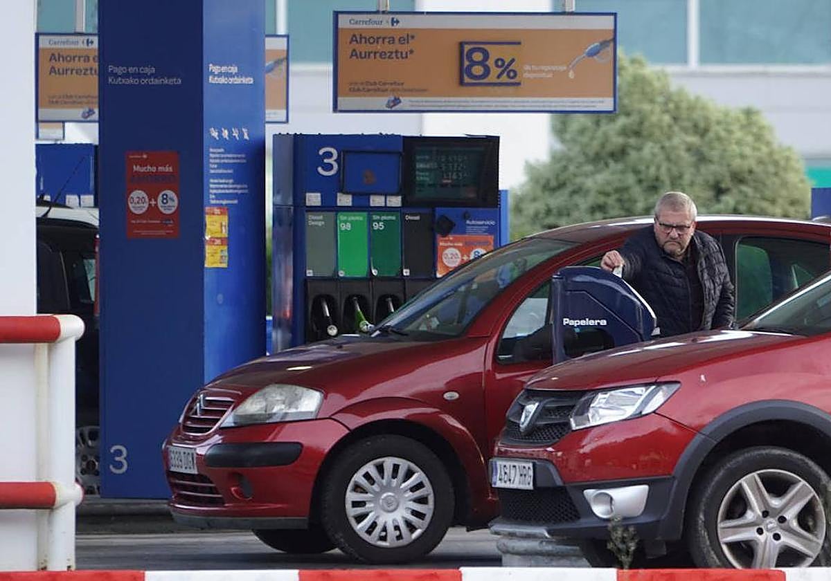 Conductores llenando el depósito.
