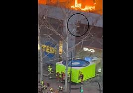 El momento en el que un bombero escapa del fuego del edificio en Valencia saltando desde el primer piso