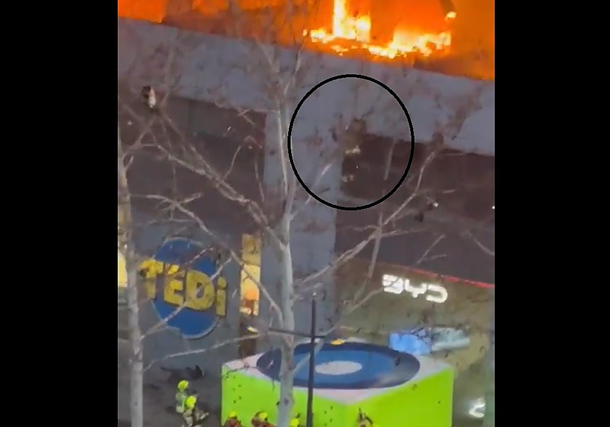El momento en el que un bombero escapa del fuego del edificio en Valencia saltando desde el primer piso