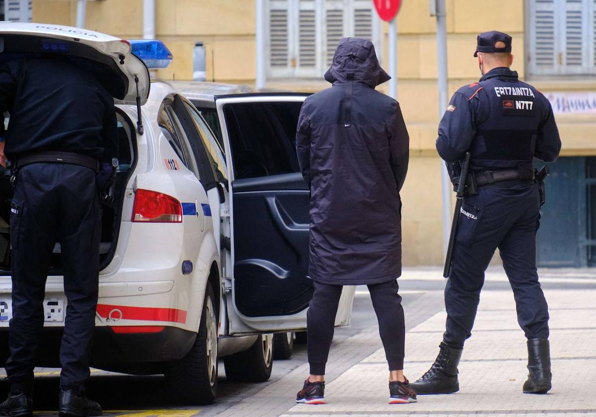 El violador en serie de Gipuzkoa, G. G. Coman, en su entrada en la Audiencia de Gipuzkoa para uno de los juicios contra él.