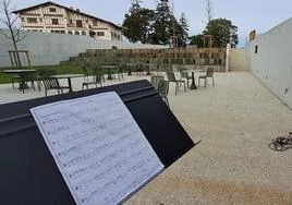 Preparativos del acto que se celebrará en el jardín del centro cultural Peyuco-Duhart.