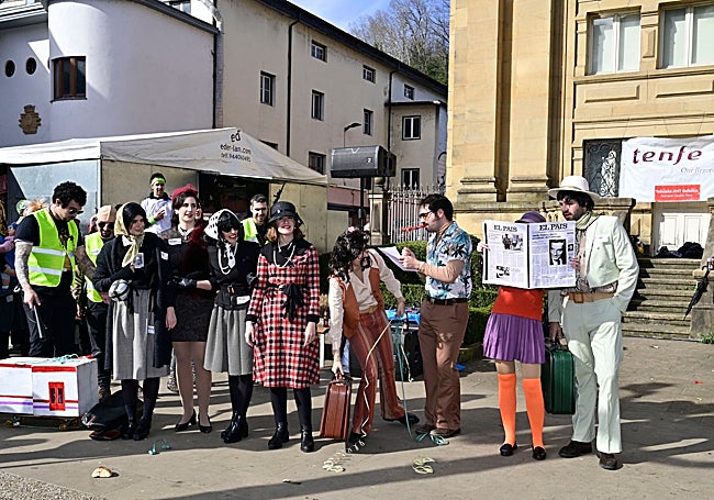 Integrantes de la comparsa 'Tenfe', durante su actuación del Domingo de Carnaval.