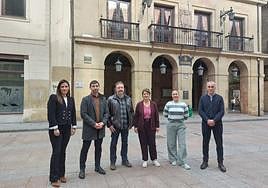 De izquierda a derecha: Murua (PNV), Palencia (PSE), Lemos y Otaegi (Bildu), Gartzia (Podemos) y Zubicoa (PP).