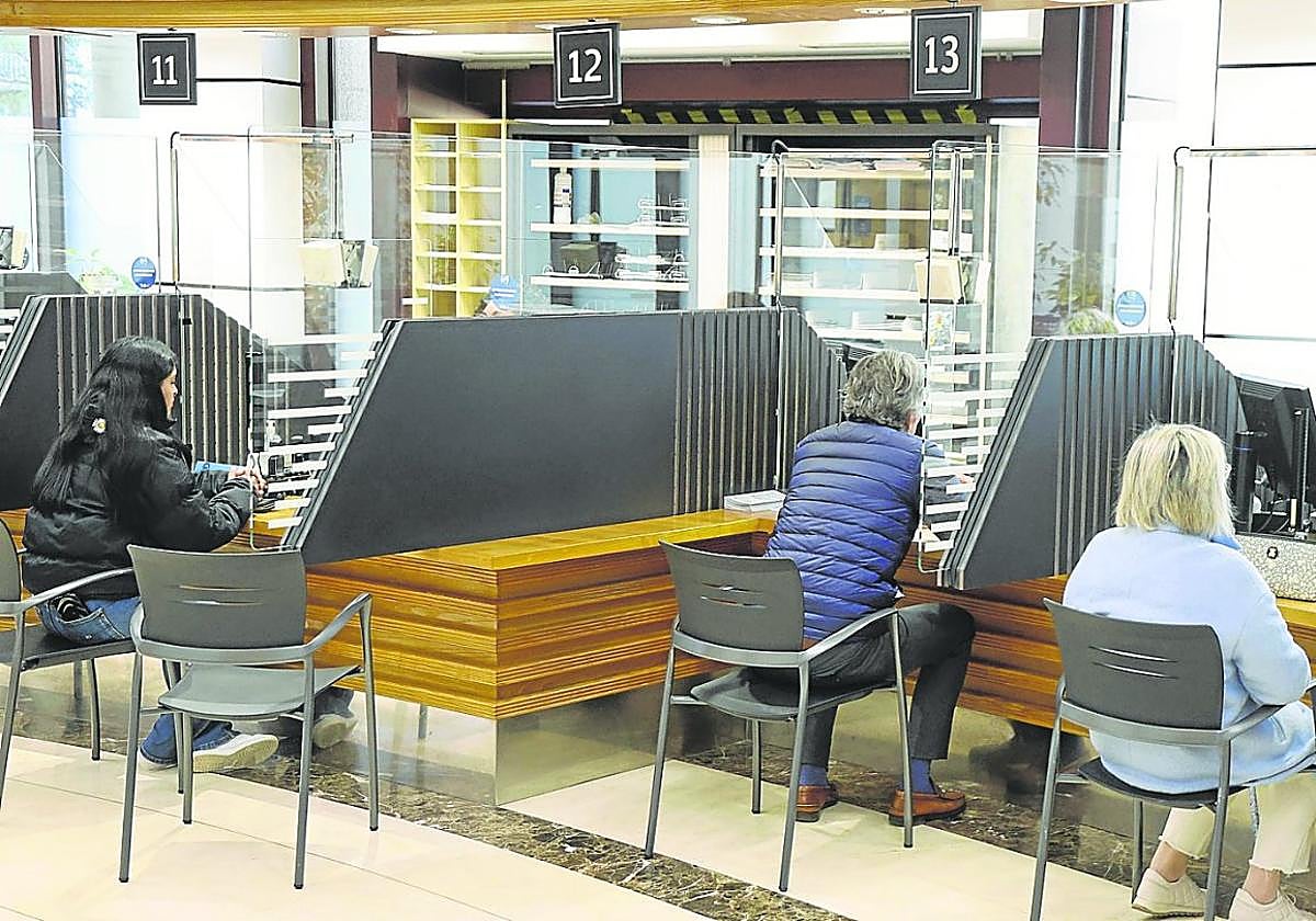 Contribuyentes guipuzcoanos realizan la declaración de la Renta en Donostia.