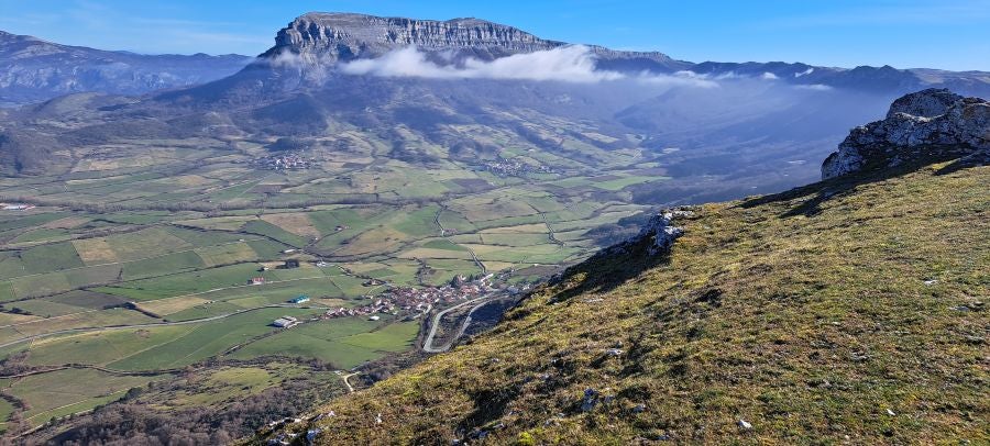 Unas espectaculares vistas desde la cima de Andia