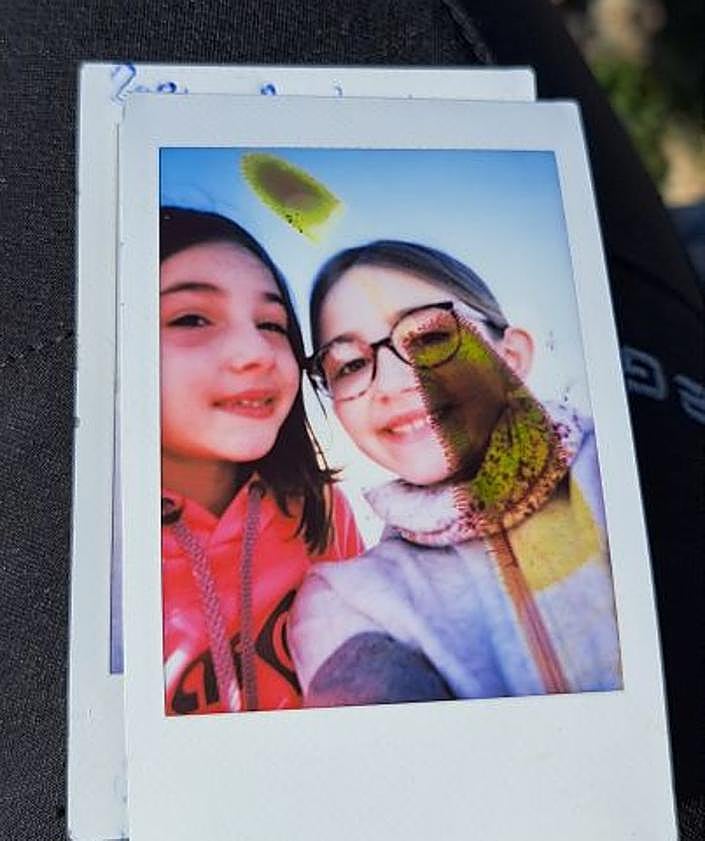 Imagen secundaria 2 - La pista forestal nos conduce por zonas de pastos y bosques hasta el sendero a San Adrián. Buzón de la cima. Dos amigas dejaron una foto de su visita en el interior del buzón.