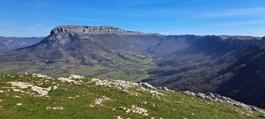 Unas espectaculares vistas desde la cima de Andia