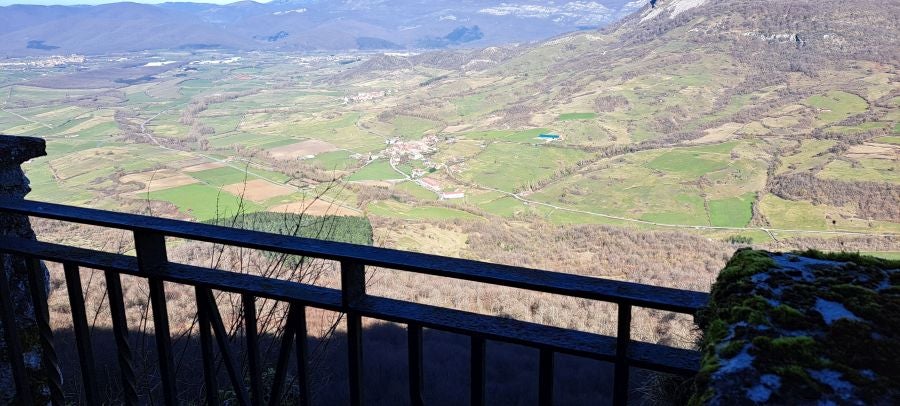 Unas espectaculares vistas desde la cima de Andia