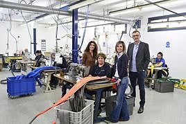 Maite Zubillaga, gerente, junto a Pili (cosedora desde hace 34 años en la empresa), Puy Vielba )jefa de Calidad y Medio Ambiente) y Kepa Bilbao.