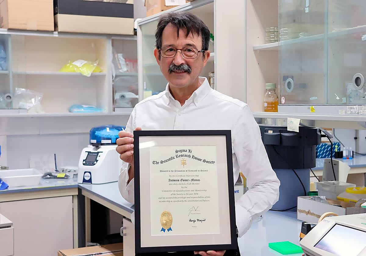 Antonio Gomez, Sigma XI Ikerketa Zientifikoko Nazioarteko Ohorezko Elkarteko kide izendatzen duen aitortzarekin.