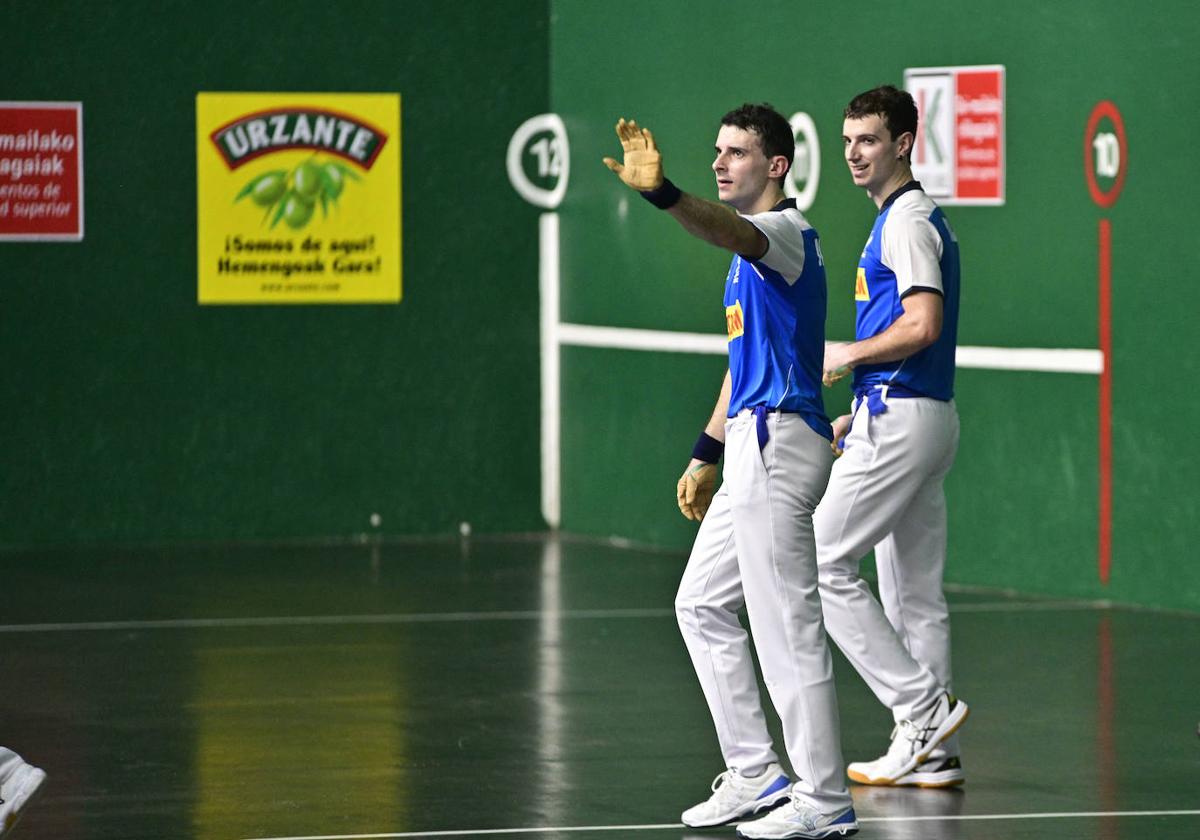 Jokin Altuna y Julen Martija tras la victoria del jueves en el Beotibar.