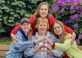 Svetlana posa con sus tres hijas en Donostia, a donde llegaron el pasado 4 de marzo de 2022, al poco de comenzar los bombardeos.