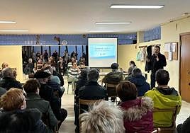 La reunión entre el Ayuntamiento y los vecinos del barrio de Yanci se celebró este jueves en la asociación vecinal.