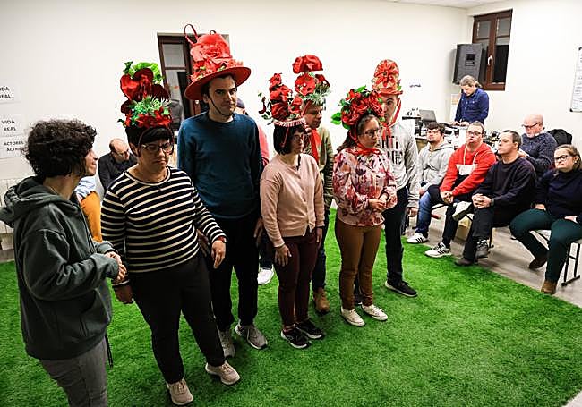 Los miembros del grupo irunés Ezezagunok, durante su ensayo de esta semana.