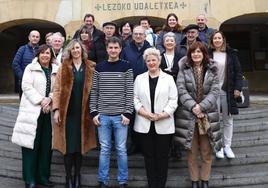 Presentación. El alcalde Mikel Arruti, la diputada Maite Peña y la viceconsejera Libe Amilibia, con otros de los participantes en el acto.