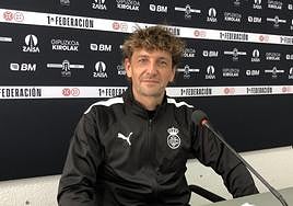 Iñigo Idiakez ayer en la sala de prensa del Stadium Gal antes de hablar ante los medios.