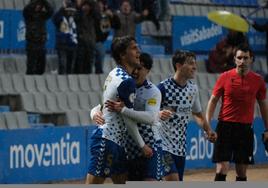 Resta recibe la felicitación de un compañero tras marcar el gol de la victoria.