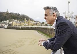 El candidato a lehendakari por el PP, Javier de Andrés, apoyado sobre la barandilla de La Concha.