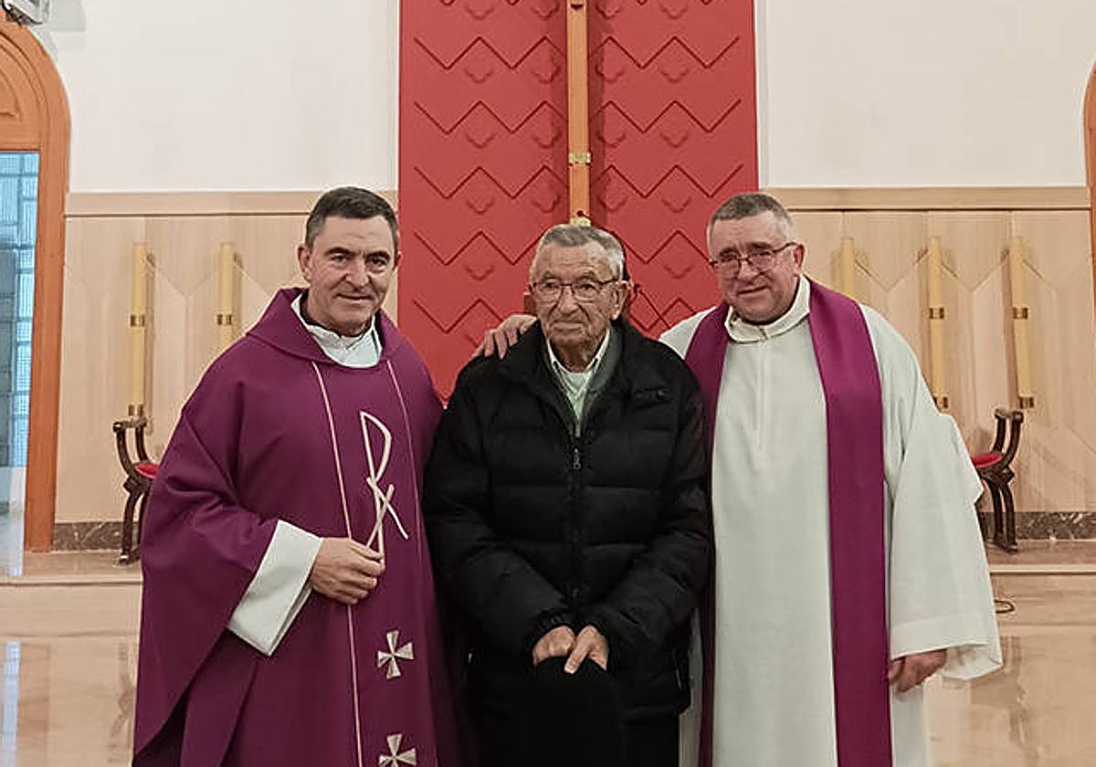Alfonso Garciandia (derecha) junto a su padre y su hermano Mikel.