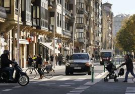 Las mujeres usan más el transporte público y los hombres, el coche