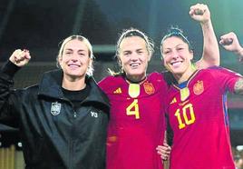 Alexia Putellas, Irene Paredes y Jenny Hermoso celebran el pase a los Juegos Olímpicos en el césped de La Cartuja.