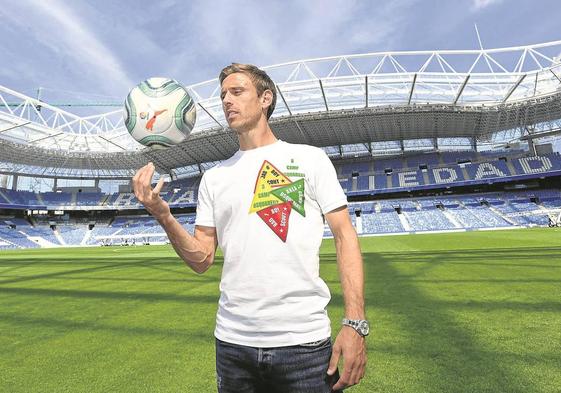 Nacho Monreal lanza un balón al aire en el césped de Anoeta.