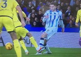 Momento en le que Comesaña pisa el pie de Zakharyan, que se encuentra sobre la misma línea.