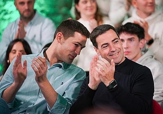 El cabeza de lista del PNV por Álava, Joseba Díez Antxustegi, y el candidato a lehendakari, Imanol Pradales, este sábado en un acto en Vitoria.