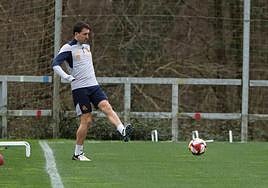 Mikel Oyarzabal realiza un pase en el entrenamiento de este lunes en Zubieta.