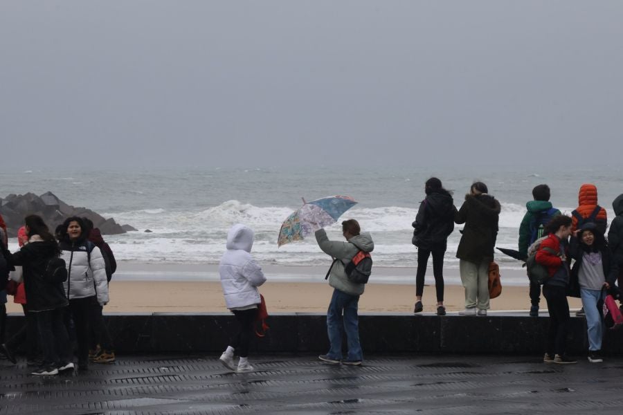 Euskadi en alerta por lluvia, viento y olas