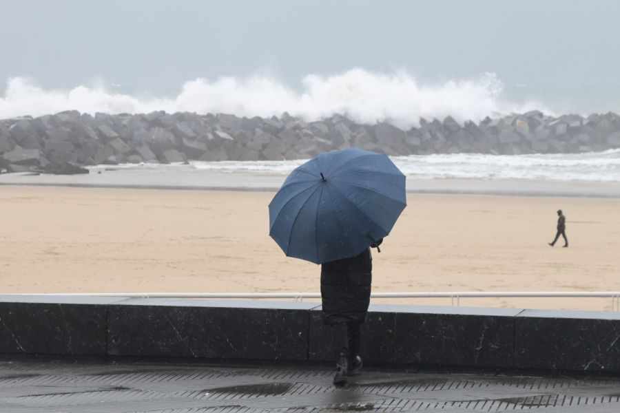 Euskadi en alerta por lluvia, viento y olas