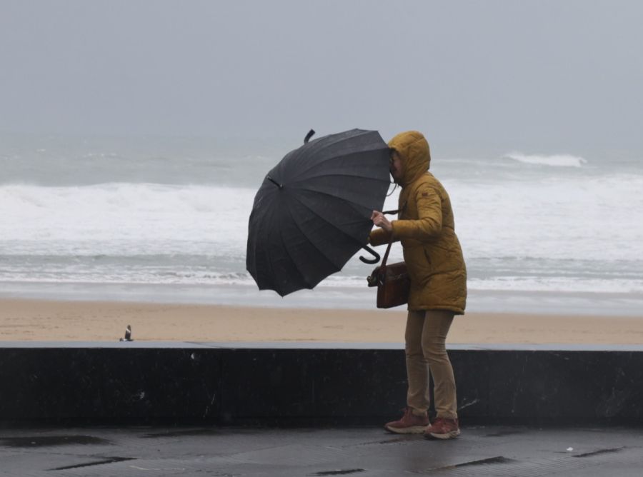 Euskadi en alerta por lluvia, viento y olas