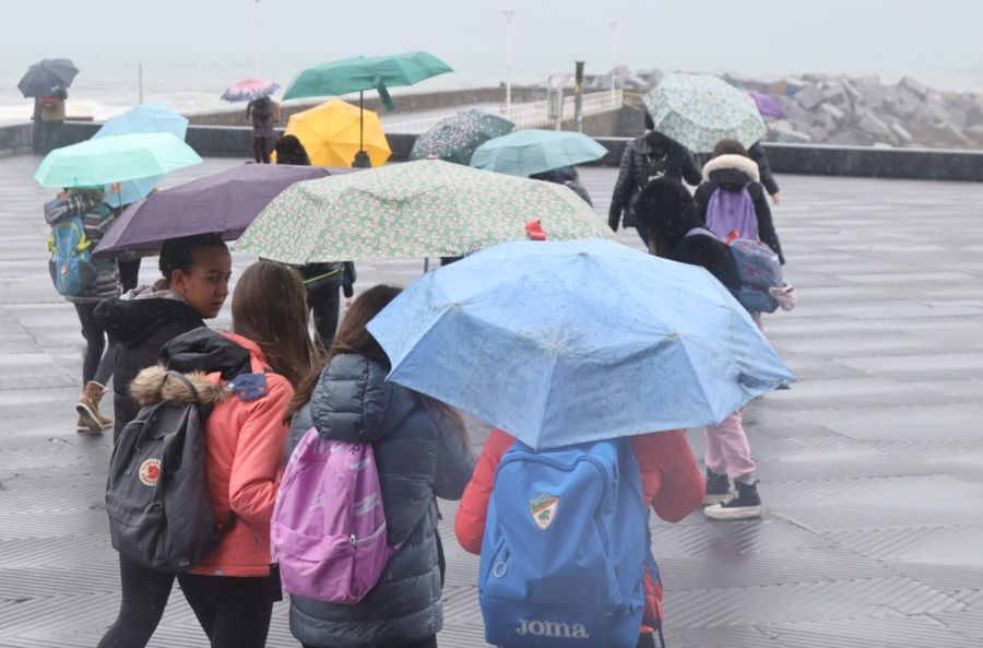 Euskadi en alerta por lluvia, viento y olas
