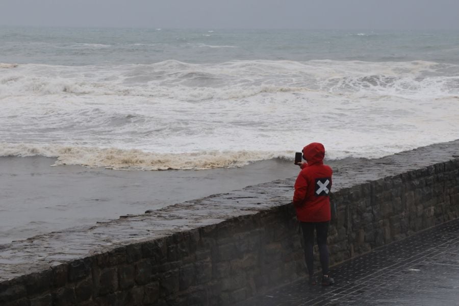 Euskadi en alerta por lluvia, viento y olas