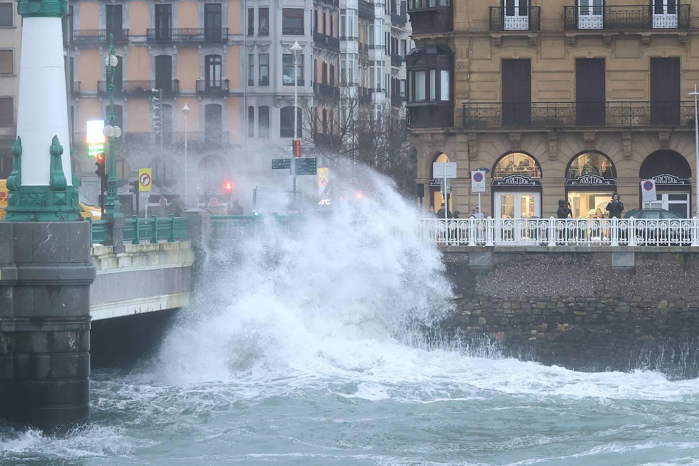 Euskadi en alerta por lluvia, viento y olas