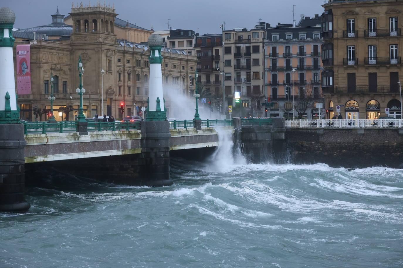 Euskadi en alerta por lluvia, viento y olas