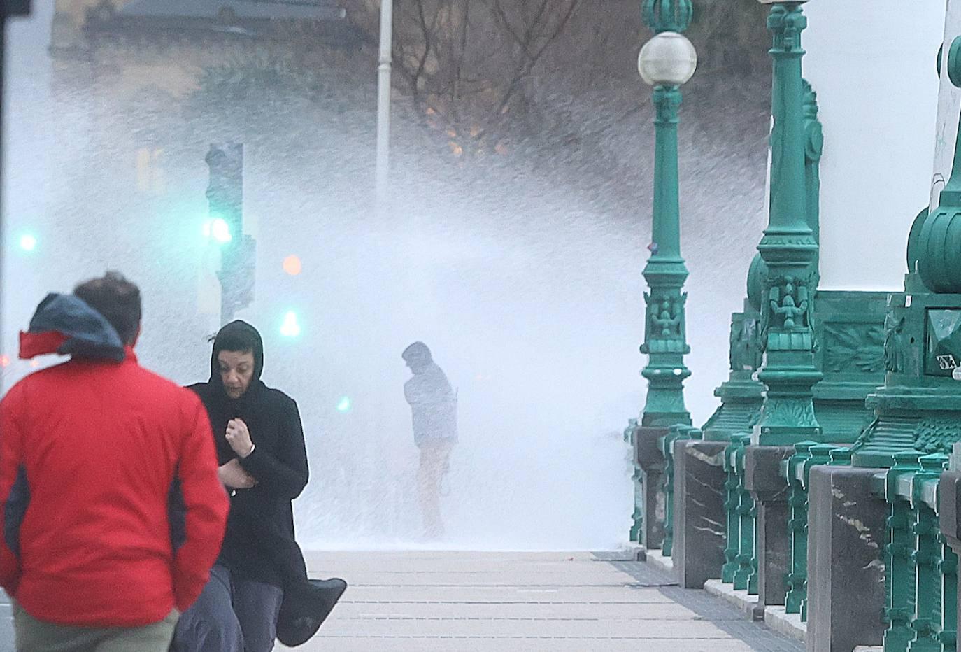 Euskadi en alerta por lluvia, viento y olas