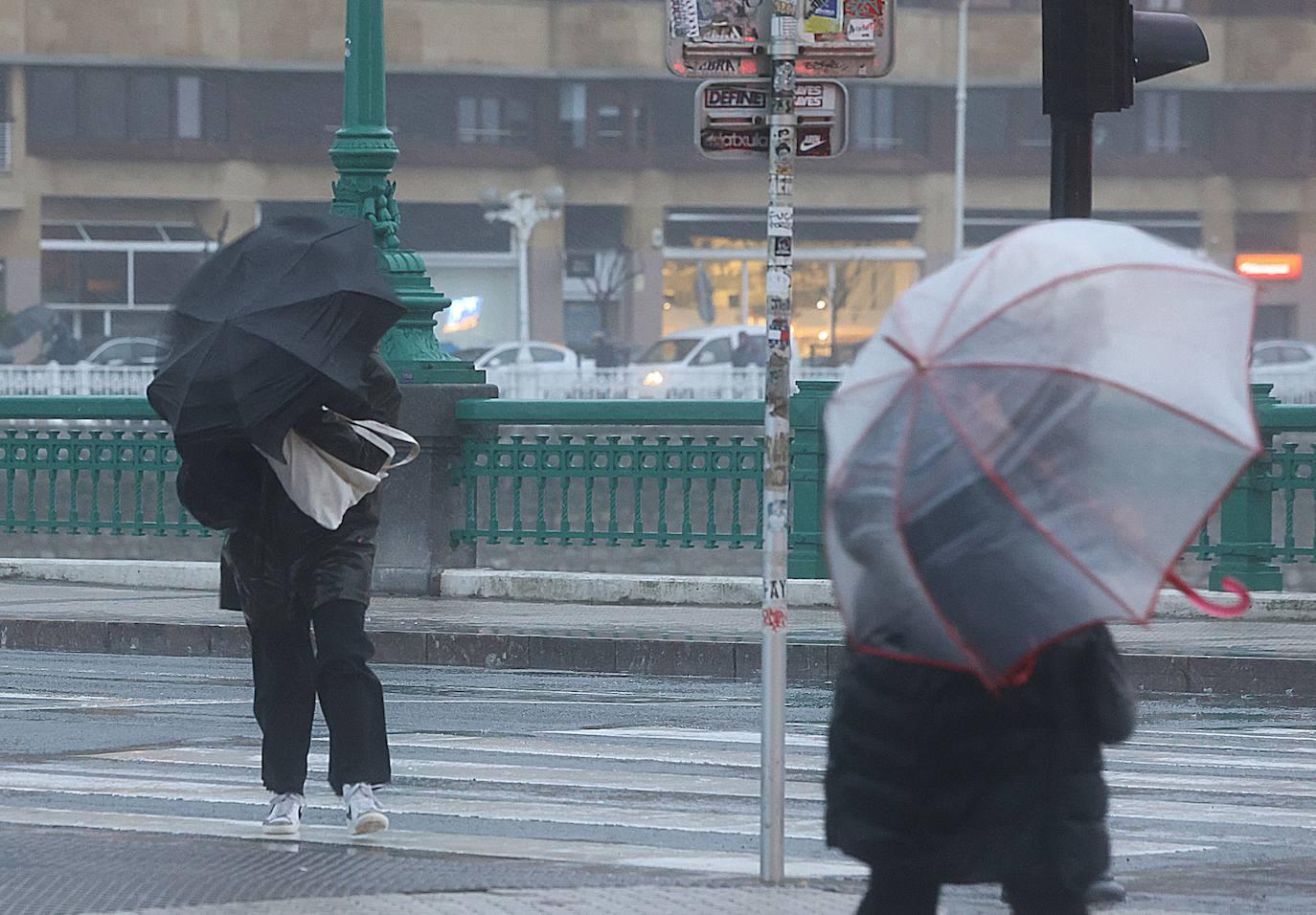 Euskadi en alerta por lluvia, viento y olas