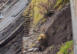 Un socavón provocado por las olas obliga a cerrar el bidegorri que une Deba y Mutriku y uno de los carriles de la GI-638