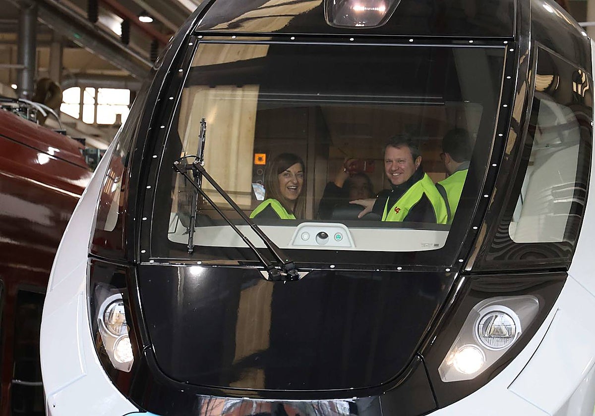 Santano ha visitado los trenes que ha empezado a construir CAF para Cantabria y Asturias.