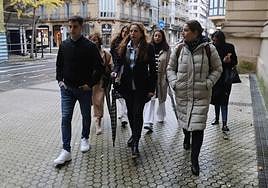 Fátima Hacine-Bacha, madre de Santi Coca, llega al juzgado acompañada de su hijo y familiares.