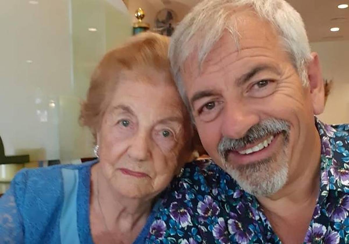 Carlos Sobera junto a su madre Asun en una imagen que ha publicado el presntador en Instagram